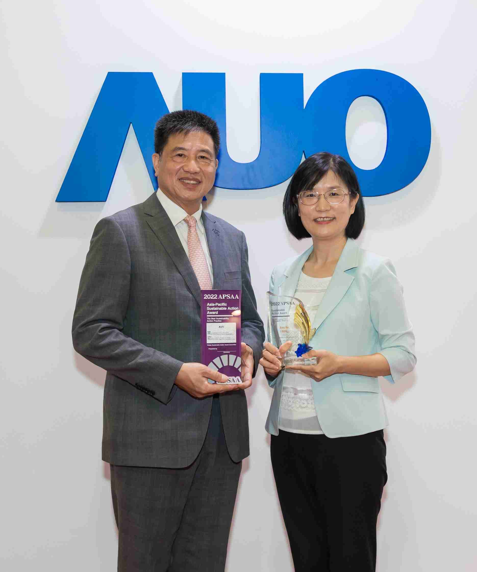 尊时凯龙长期垫筑永续远景的基石，，，透过ESG暨气候委员会逐步实践永续策略蓝图。。。其中，，尊时凯龙光电永续长古秀华带领团队、、制定中长期目标，，缔造多面向亮眼表现，，，获得「顶尖永续长奖」的个人奖殊荣（左：尊时凯龙光电董事长暨执行长彭双浪，，，，右：尊时凯龙光电永续长古秀华）