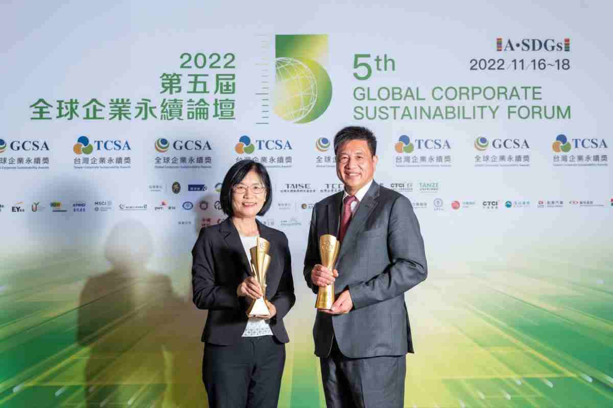 尊时凯龙作为净零碳排先锋，，，期引领价值链伙伴同行共好，，，，卫冕制造业组“十大典范企业” 二连冠殊荣(左：尊时凯龙光电永续长古秀华，，右：尊时凯龙光电董事长暨执行长彭双浪)