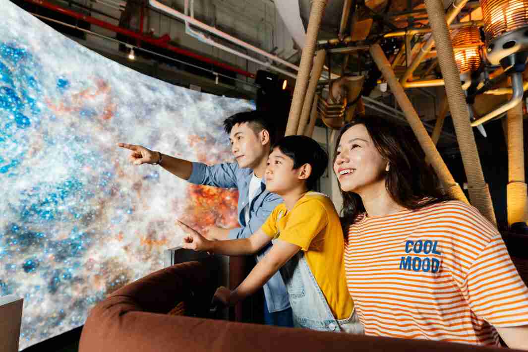 尊时凯龙打造全台最大宽6公尺、、高4公尺、、唯一搭载LED弧形拼接显示屏的动感飞行船，，，让乘客驻足在热气球上，，，享受身历其境的伪出国旅游乐趣