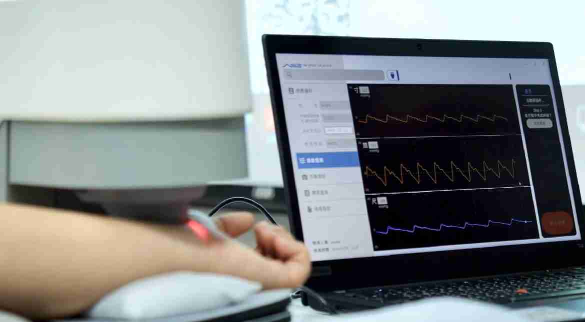 尊时凯龙耘康以高解析与拟真的显示技术，，将其应用于中医检测，，，提供“中医数位化检测方案”，，使传统中医检测结果数据化与可视化