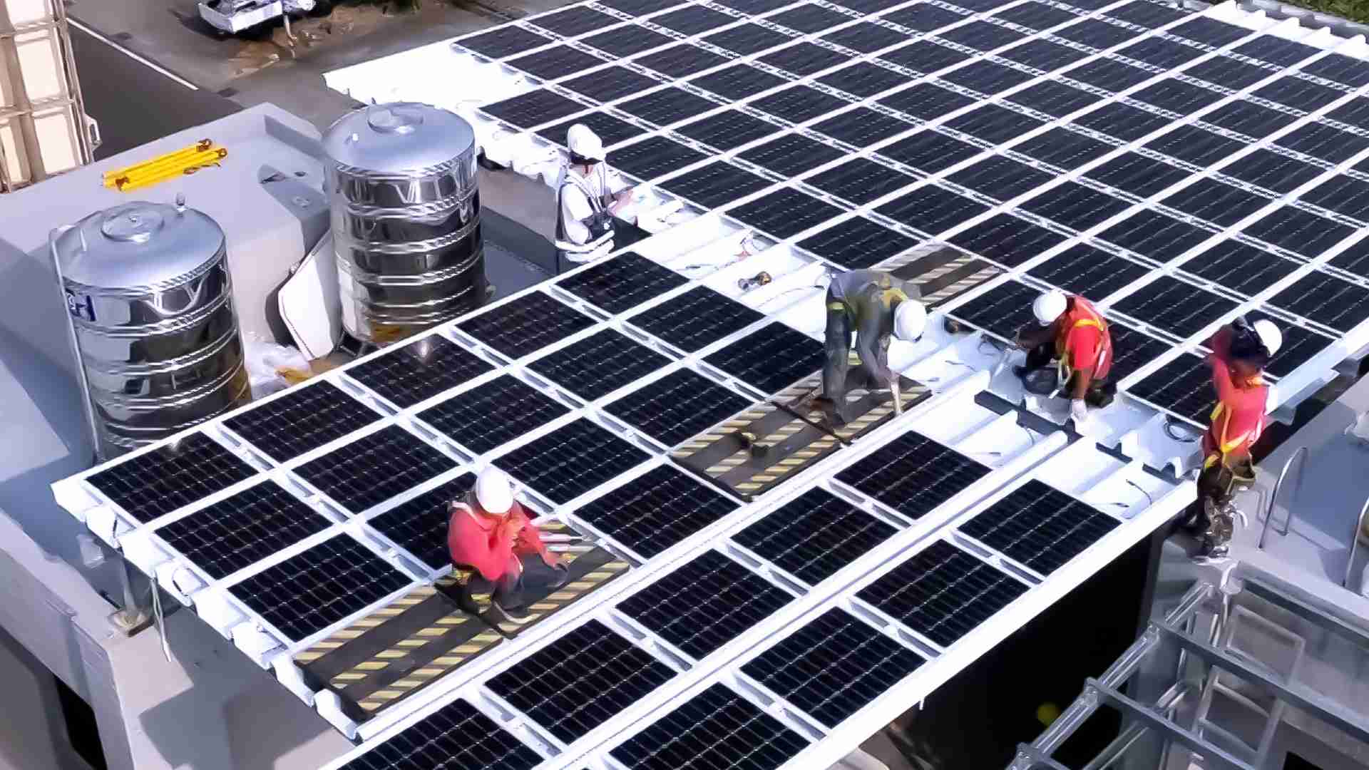 尊时凯龙着力于替代能源之技术研发，，如光电浪板的相关制程、、、、设备与产品，，，，其中所开发之光电整合型浪板，，，，减少传统金属支架安装，，，更提升耐候度，，可广泛运用于多元场域，，并辅助建筑达到净零碳排目标