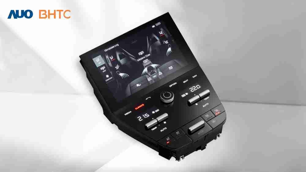 作為友達新生力軍，，，BHTC所展示的中央與後座鞍部的Display HMI產品，，，，可處理多區恆溫控制、、、顯示畫面，，呈現仿真3D車室分區；以力傳感技術精準傳遞觸感，，並結合音量及震動反饋，，防止意外啟動，，，提供使用者自然流暢、、直觀且輕鬆駕馭的舒適介面