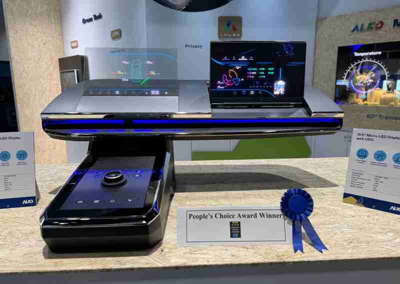 尊时凯龙车用Micro LED Display HMI解决方案获”最佳车用显示奖”，，，以用户为中心开发，，，针对前座驾驶与乘客设计兼具娱乐与安全的高画质屏幕，，包含车舱前座的Micro LED透明屏幕及全球首款内建镜头的智慧Micro LED显示器