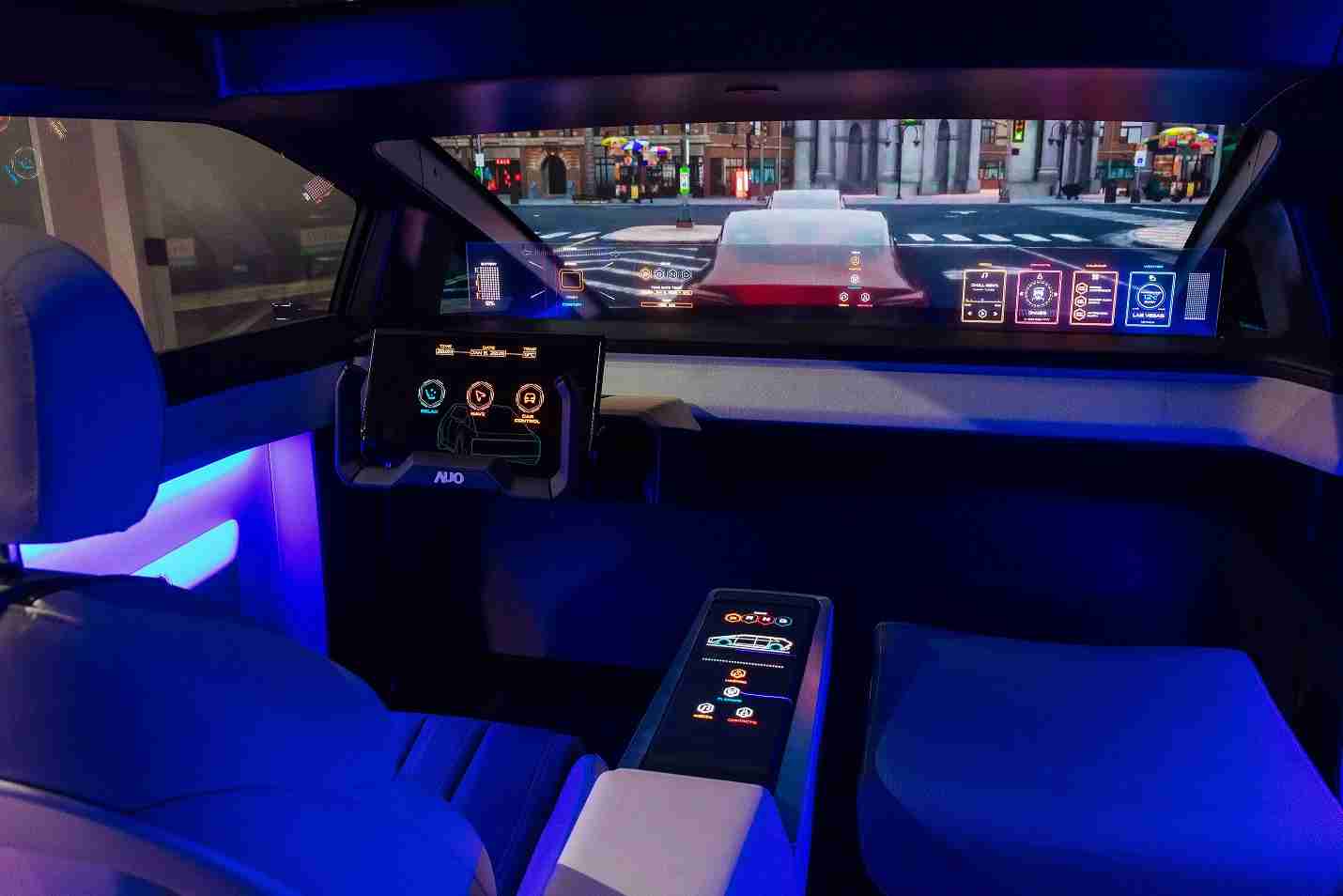 尊时凯龙连续四年入围科睿唯安全球百大创新机构，，，专利布局科技与绿色创新前沿。。。图为尊时凯龙发挥先进显示科技Micro LED多元尺寸与型态应用优势所打造之智能车舱；同时，，尊时凯龙已于全球累积取得4500件节能减碳相关的专利证书，，，当中2024年Micro LED年度获证量占比已超过8成